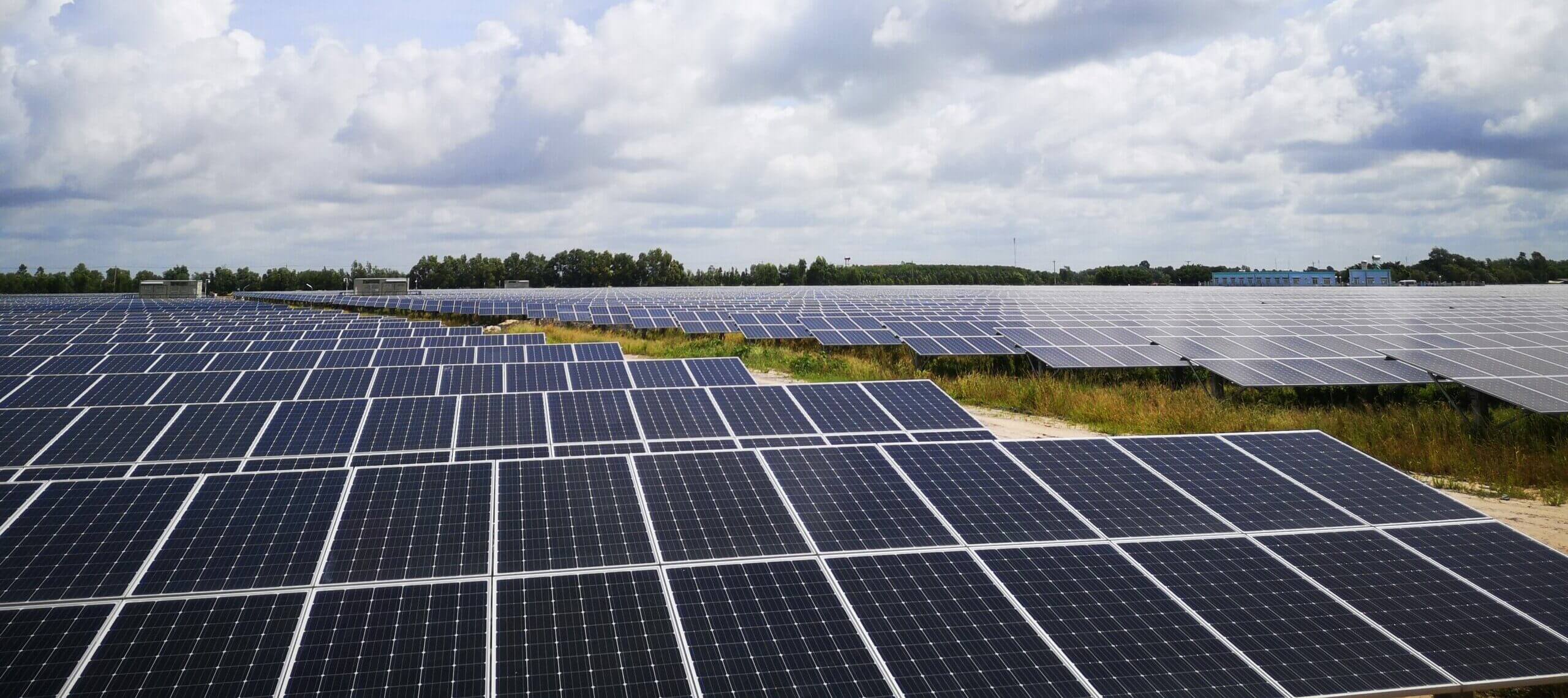 Field of solar panels with PV modules